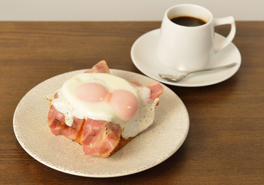 「パンとエスプレッソとまちあわせ」の「ムーと鉄板ベーコンエッグ」
