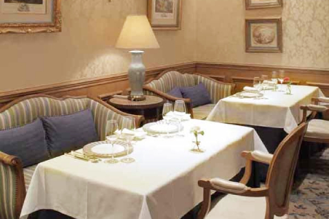 「フランス料理「アジュール」の店内