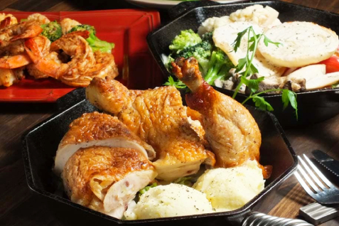 「ローストチキンクラブ ファイティング クック」のローストチキン料理例