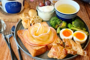 「手羽元マーマレード焼き」と薔薇トーストのカフェ風手作り朝ごはん