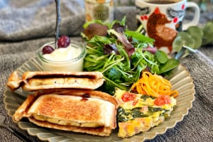 オムレツとチョコバナナホットサンドのモーニングプレート