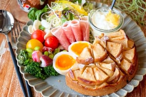 簡単すぎる！さっと作れる「りんごケーキ」で華やかな朝ごはんプレート