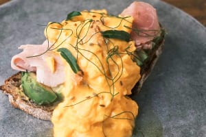 「Bistro Rojiura」の「スクランブルエッグとアボカド、自家製ハムのオープンサンド」