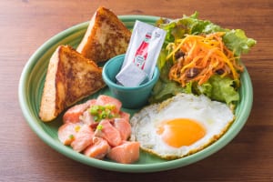 「MM Market & Café（エムエム　マーケットアンドカフェ）」の「本日のポキフレンチプレート」
