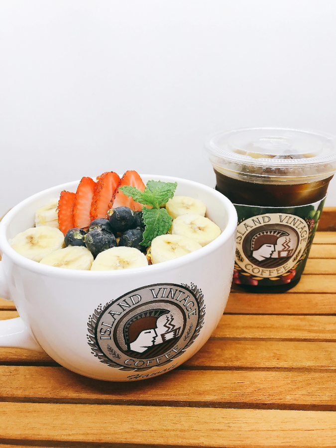 「アイランド・ヴィンテージ・コーヒー(Island Vintage Coffee)横浜ベイクォーター店」のアサイーとコーヒーのセット