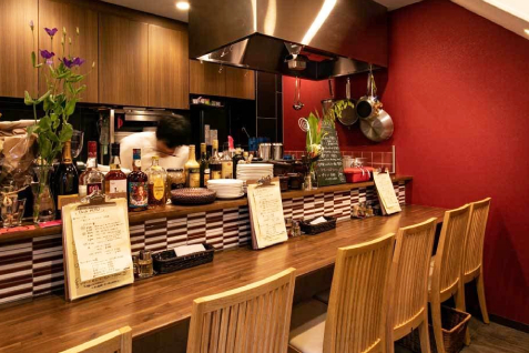 「鉄板ビストロ マクロ」の店内