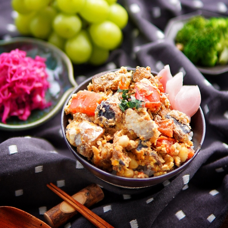 簡単にできる「鯖トマト丼」レシピ