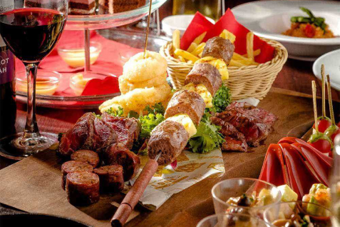 「肉バルD.U.M.B.O 横浜みなとみらい東急スクエア店」の肉料理例