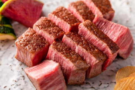 「鉄板焼 牛鳴」の肉料理例