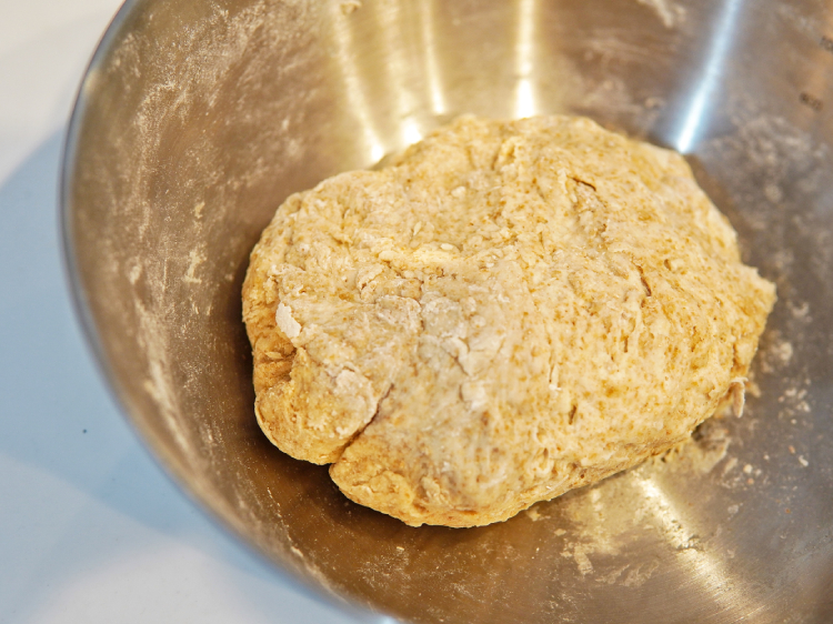 子供と一緒に楽しく作る！全粒粉のヘルシーレーズンパンのレシピ