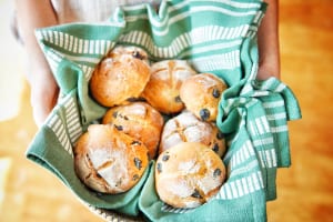 子供と一緒に楽しく作る！全粒粉のヘルシーレーズンパン
