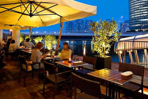 「babel bayside kitchen」のテラス席