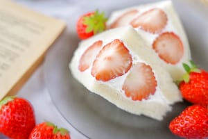 甘さ控えめ「いちごサンド」の切り方＆レシピ