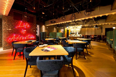 「ワインビュッフェ　ESOLA新宿」の店内