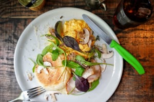 「Factory」の「イングリッシュマフィンとスクランブルエッグプレート」