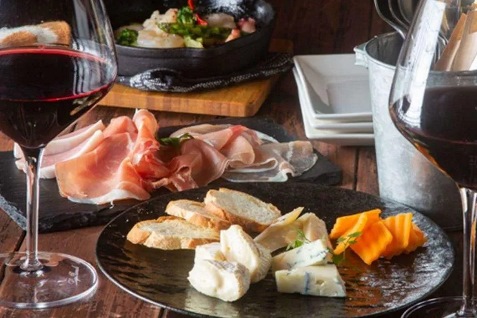 『Industrial Cafe Bar & Dining』のチーズとワイン