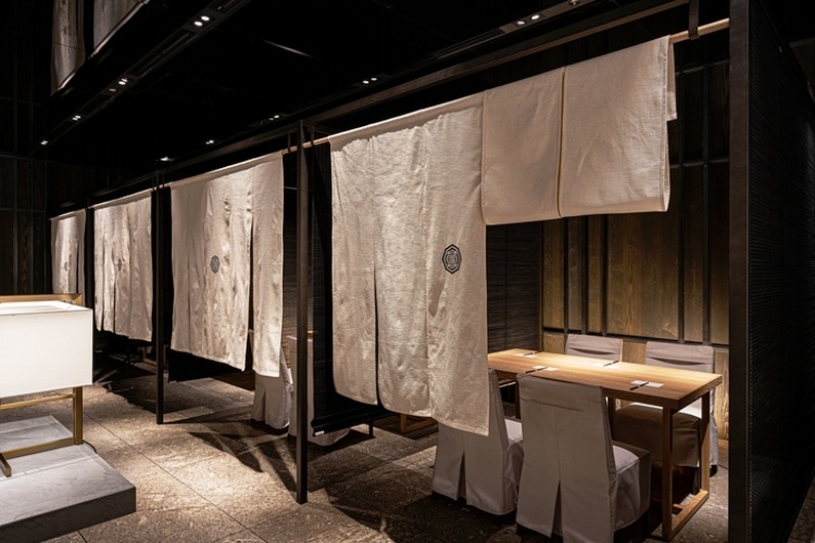 「現代里山料理 ZEN HOUSE（ゼン ハウス）」の店内