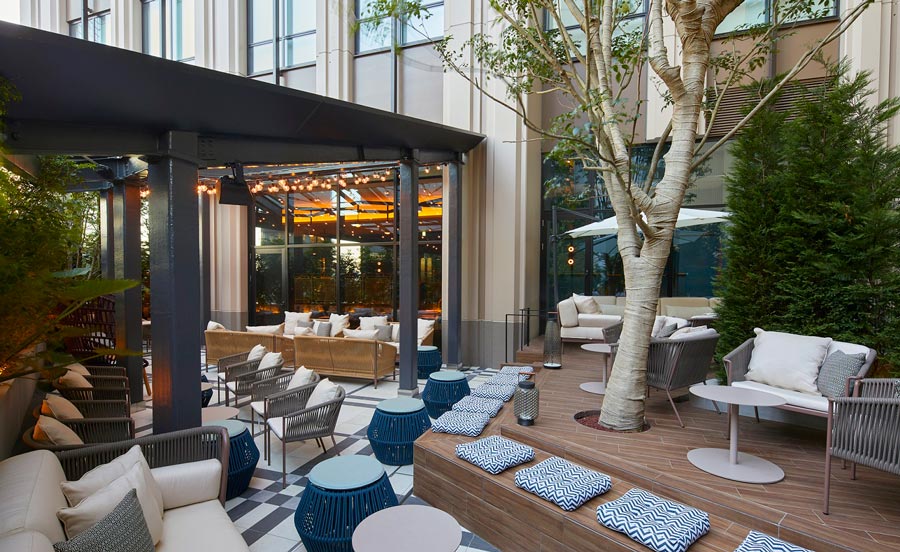 「District-Brasserie,Bar,Lounge」のテラス