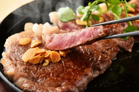 「綱べこ」の「黒毛和牛リブロースの陶板焼き」