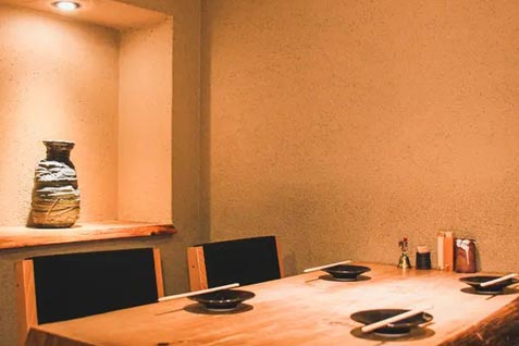 『炭焼屋 神力』の木のぬくもりあふれる店内