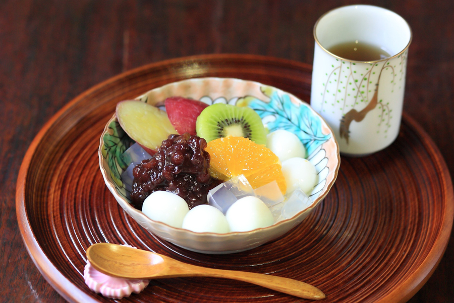 「ろじうさぎ」の「自家製白玉あんみつ」