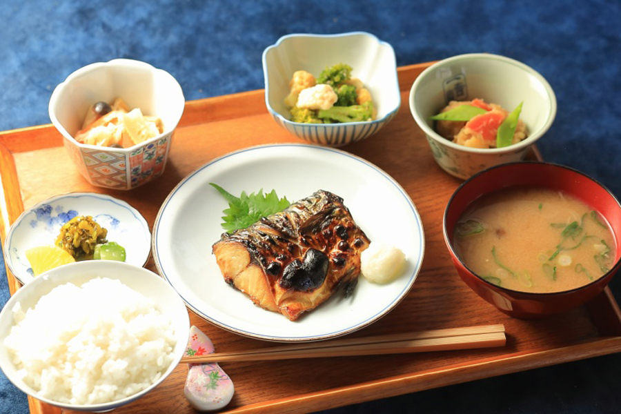 「ろじうさぎ」のランチメニュー「ろじうぜん/塩さば焼き」