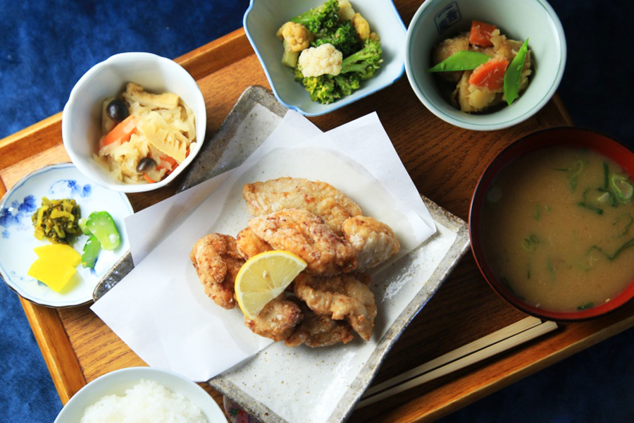 「ろじうさぎ」のランチメニュー「ろじうぜん/鶏から揚げ」