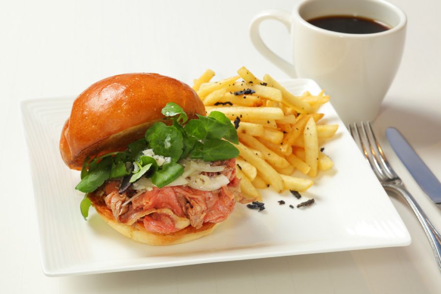 「BALCON TOKYO」の「トリュフ・ローストビーフ・バーガー(メゾンカイザーバンズ使用・フレンチフライ付)」