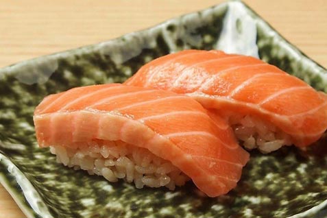 『鮨 酒 肴 杉玉 お初天神』の「飲めるサーモン（2貫）」
