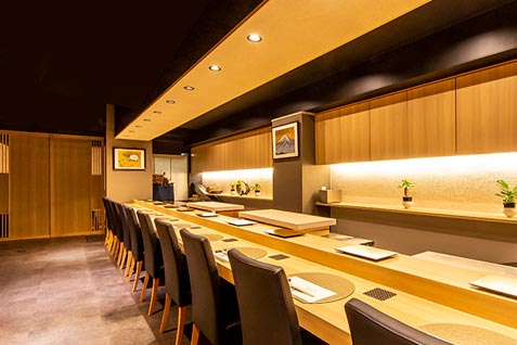 『梅田 鮨 よこ田』の落ち着いた雰囲気の店内