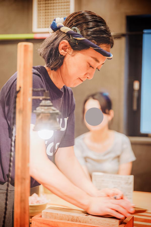 「かつお食堂」の調理風景