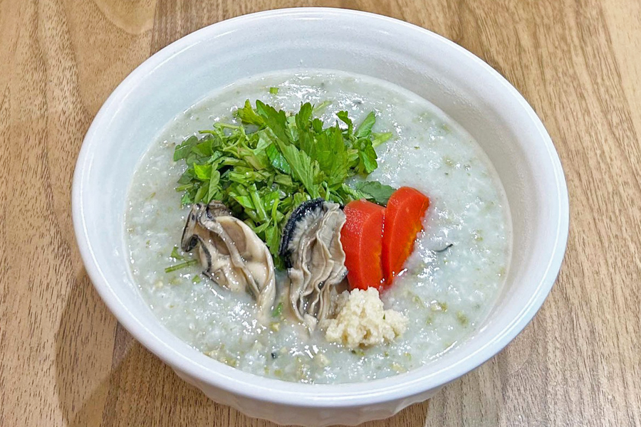 『富小路粥店』の「今月のおすすめ粥/冬牡蠣と生姜の粥」