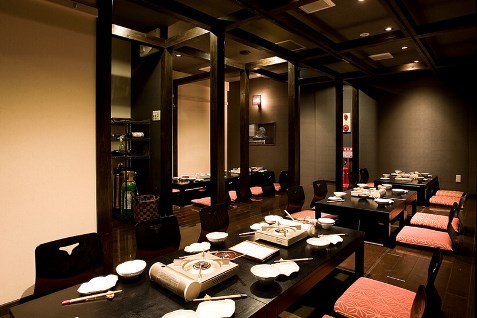 『博多もつ鍋　梟』の店内