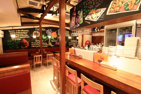 『本格タイ料理バル puan 三軒茶屋店』の温かみのある店内