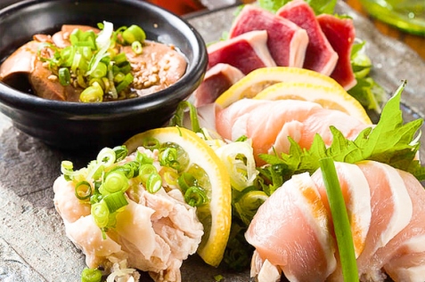 『もみじ邸 小倉本店』の鶏刺し