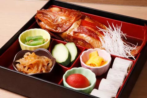 『もてなし処 鈴ひろ』の「きんき煮付け御膳」