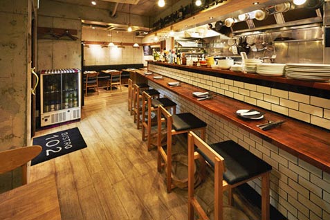 『BISTRO102（ビストロイチマルニ）』のシェフの見えるカウンター席