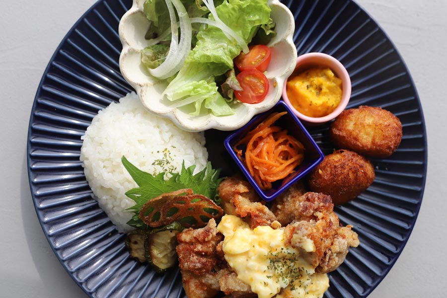『ANTIQUA TREE CAFE（アンティカ ツリー カフェ）』の「チキン南蛮」