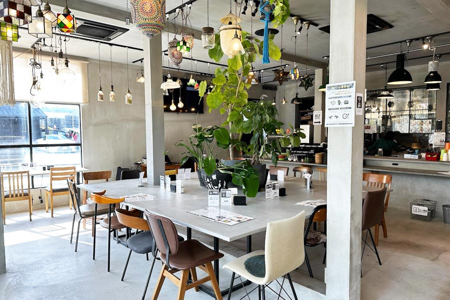 『ANTIQUA TREE CAFE（アンティカ ツリー カフェ）』の1階にあるテーブル席