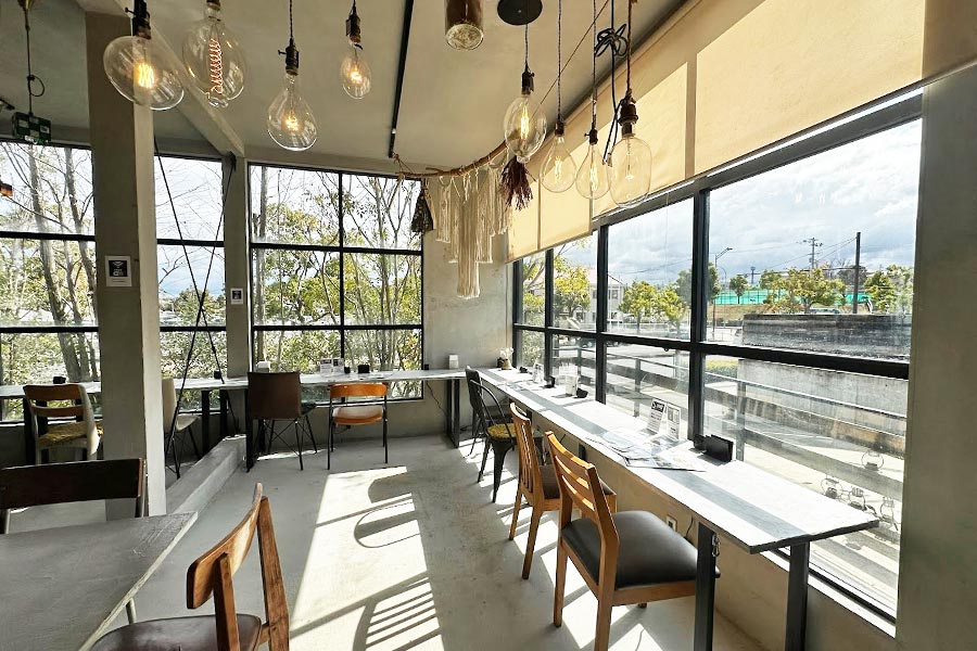 『ANTIQUA TREE CAFE（アンティカ ツリー カフェ）』の1階にあるカウンター席