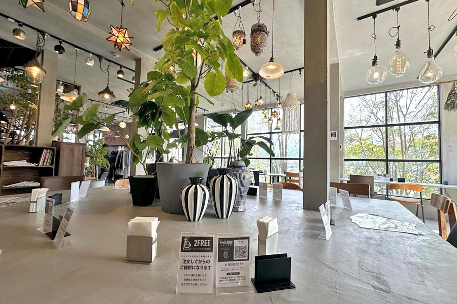 『ANTIQUA TREE CAFE（アンティカ ツリー カフェ）』の1階にあるテーブル席