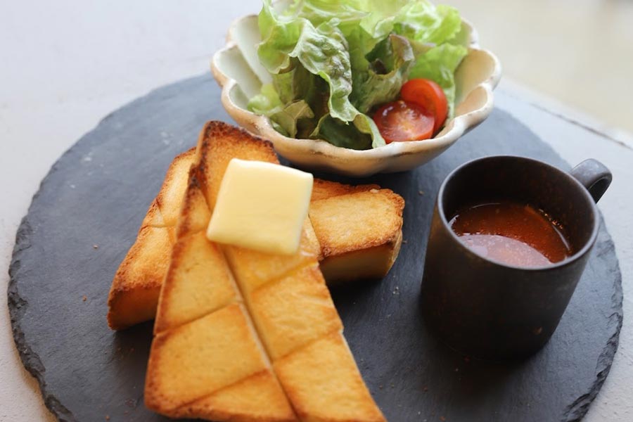 『ANTIQUA TREE CAFE（アンティカ ツリー カフェ）』の「トーストプレートモーニング」