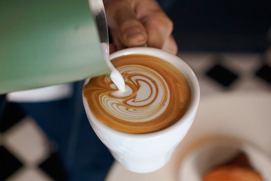 『SCHOOL BUS COFFEE STOP KYOTO』の「フラットホワイト」