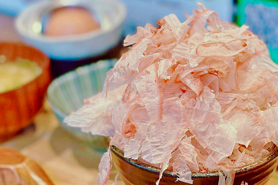 『鰹節丼専門店 節道 京都本店』の「名物鰹節丼の定食」