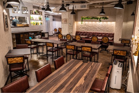 「Italianbar ATTACHMENT 新宿西口店」の店内